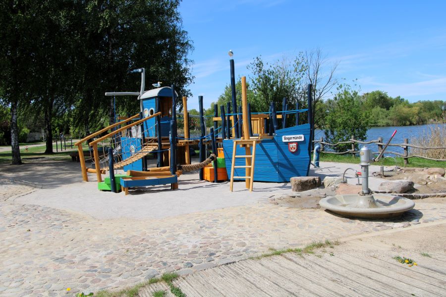 Neues Spielschiff an der Mündeseepromenade