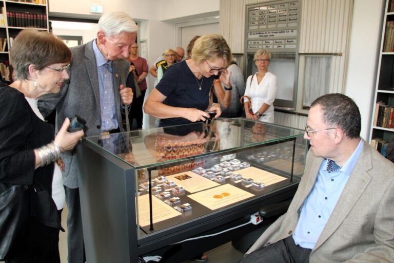 Pressefoto Rekonstruktion Goldschatz von Biesenbrow im Museum Angermünde